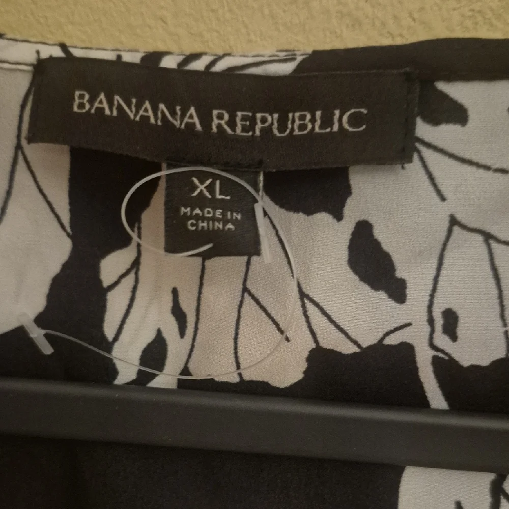 Banana Republic Black and White Floral Top - Picture 3 of 7